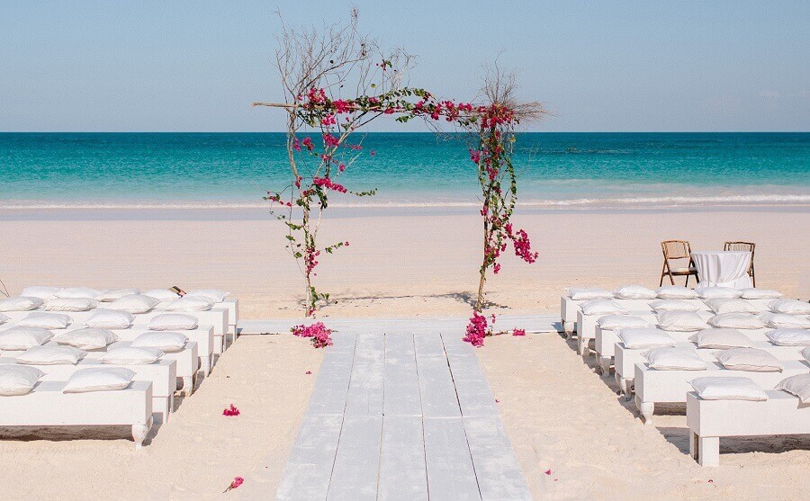 Casamento na praia: detalhes que vocês precisam ter em mente